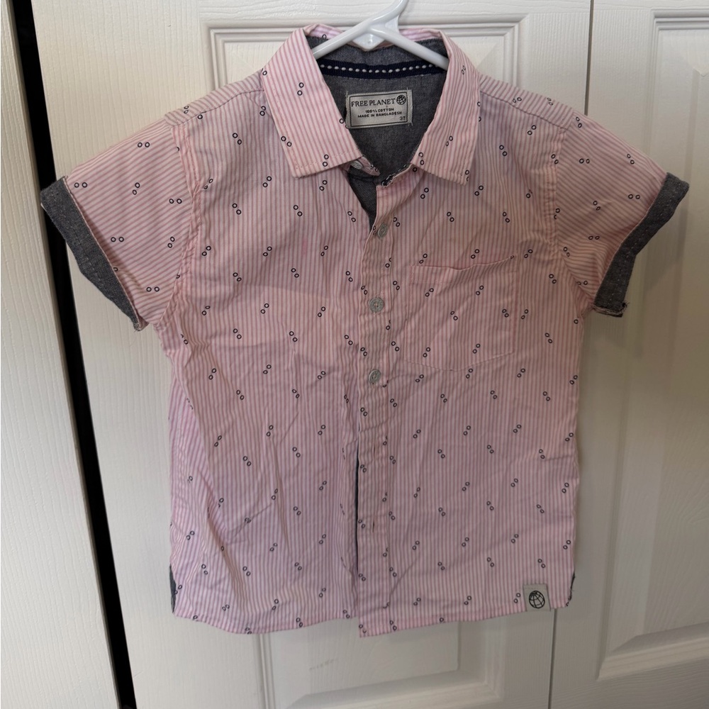 Boy size 3 T Free Planet button down. Short sleeves.